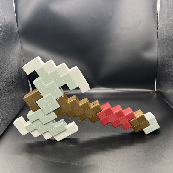 Minecraft Dungeons Deluxe Lifesize Safe Foam Roleplay Double-Sided Axe - Picture 1 of 12
